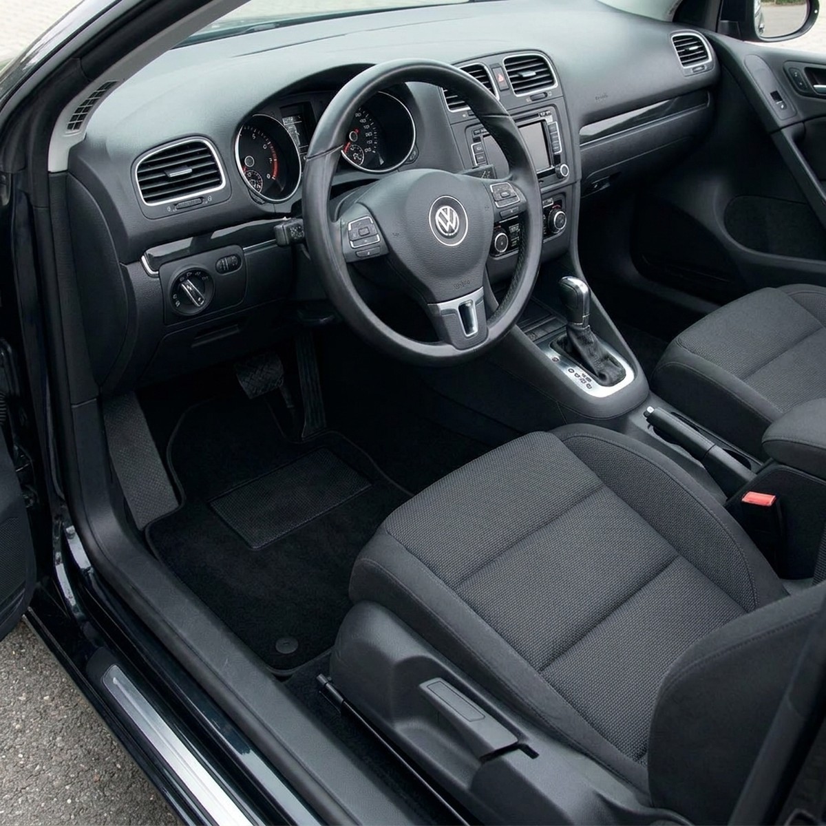 Tappetini in moquette Astro montati su Volkswagen Golf VI Cabrio (2011-2014)