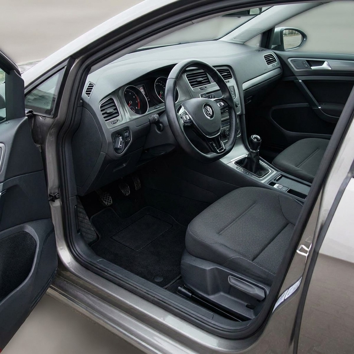 Tappetini in moquette Astro montati su Volkswagen Golf VII (2012-2019)