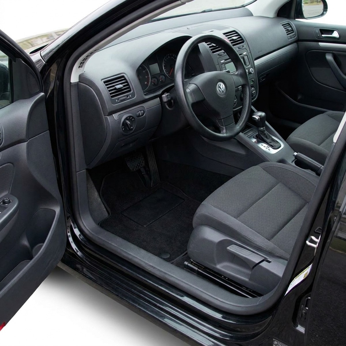 Tappetini in moquette Astro montati su Volkswagen Jetta (2005-2010)