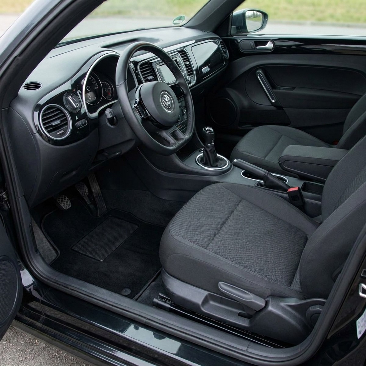 Tappetini in moquette Astro montati su Volkswagen Maggiolino (2011-2019)