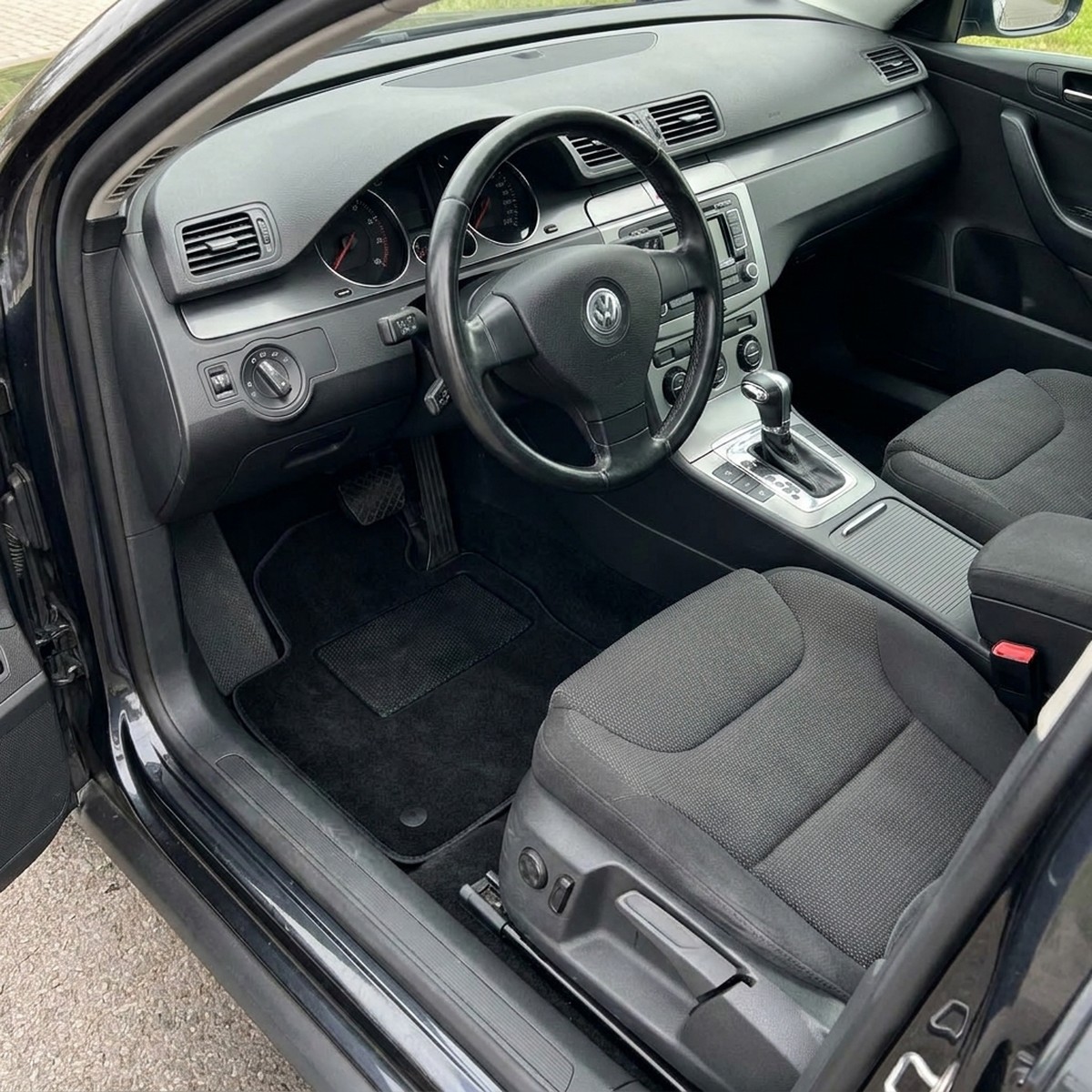Tappetini in moquette Astro montati su Volkswagen Passat Berlina e Variant (2005-2010)