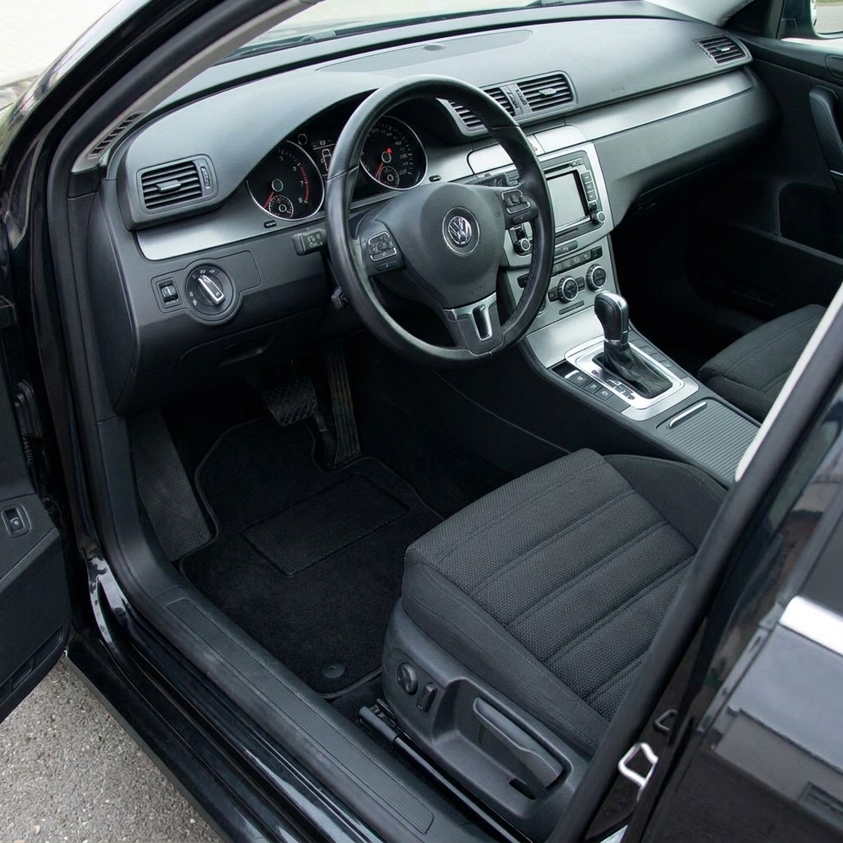 Tappetini in moquette Astro montati su Volkswagen Passat Berlina e Variant (2011-2014)
