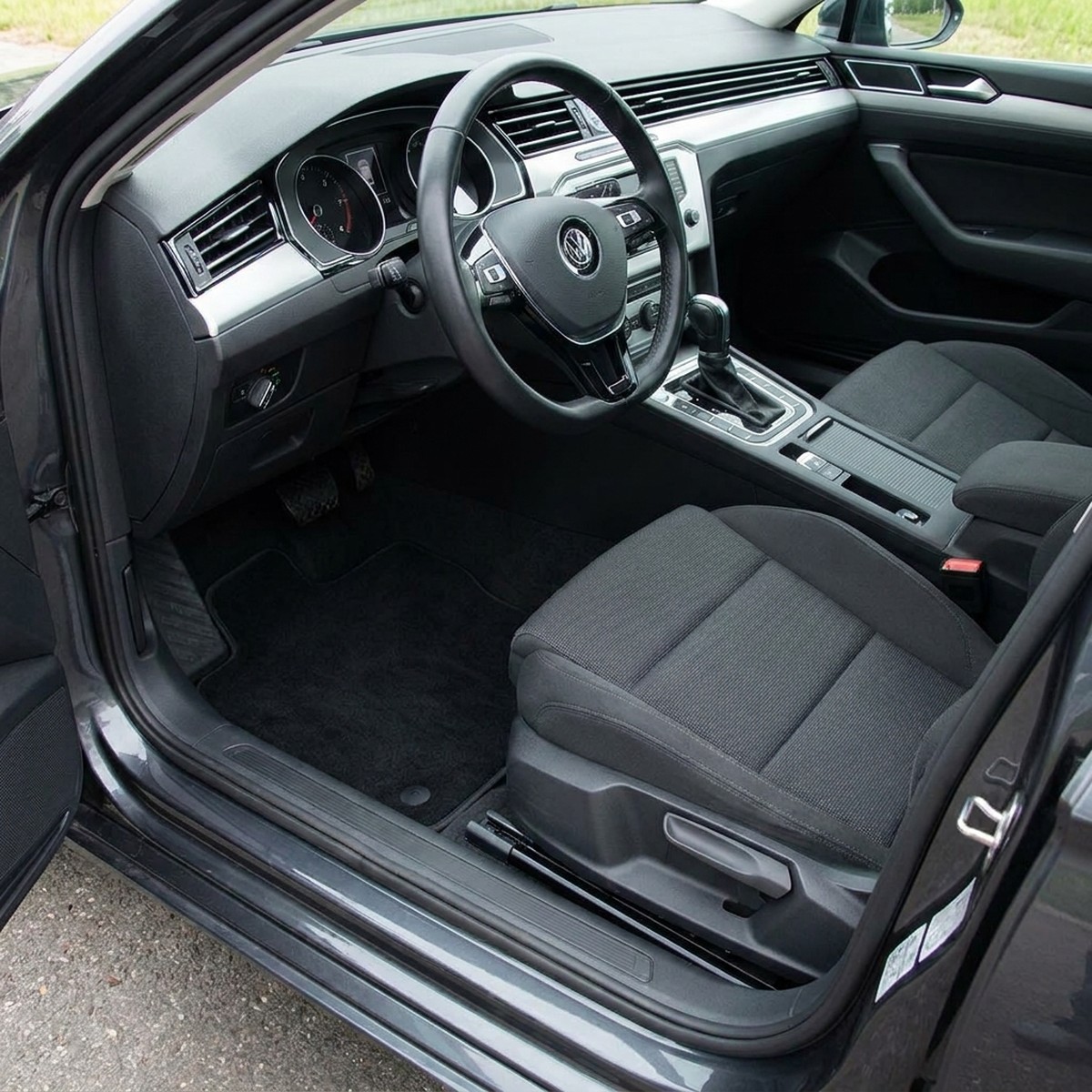 Tappetini in moquette Astro montati su Volkswagen Passat Berlina e Variant (2015-)
